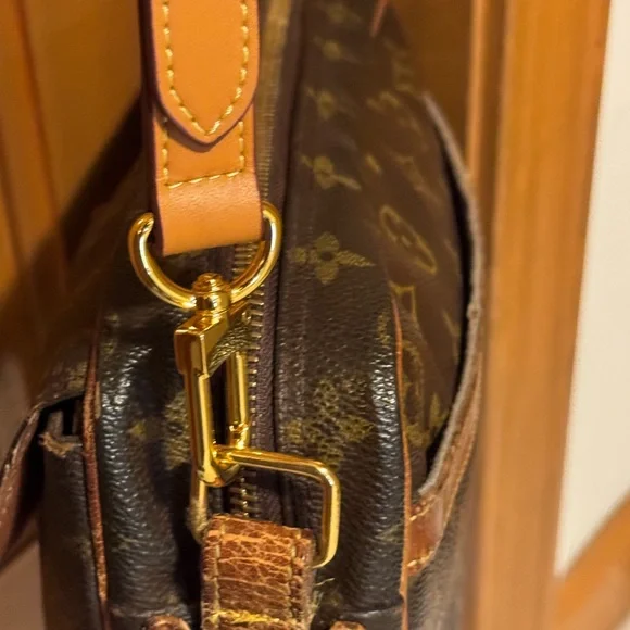 LV MONO CROSSBODY IN GOOD CONDITION used but lovely bag - Picture 5 of 13
